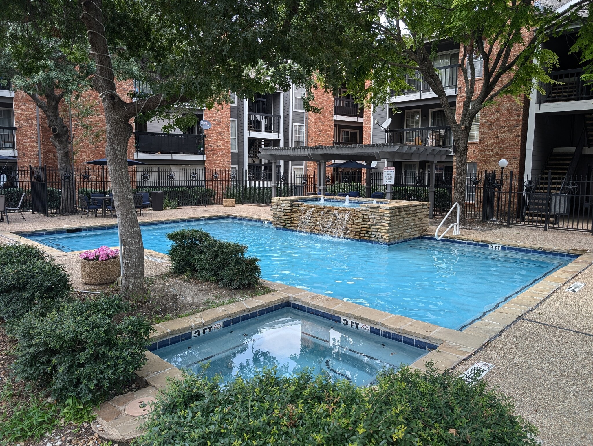 Building Photo - 18333 Roehampton Dr