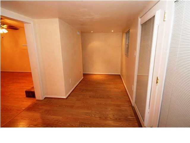 Building Photo - 2/2.5 Townhome Close to USA campus