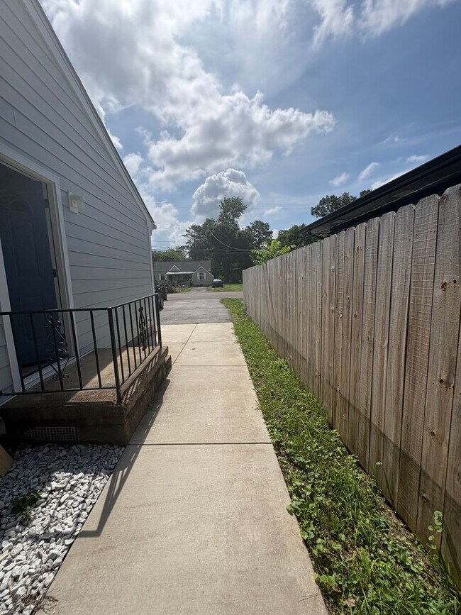 Building Photo - 123 Sequoia Dr