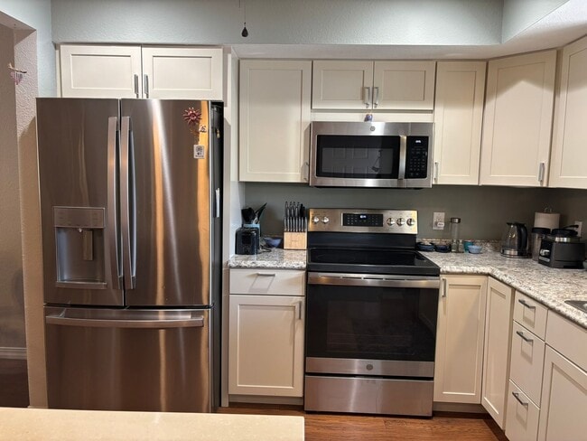 Building Photo - Enjoy this cozy 2 Bedroom, 1.75 Bathrooms, 1.5 Car Garage home in Premier Active Adult Resort Sty...
