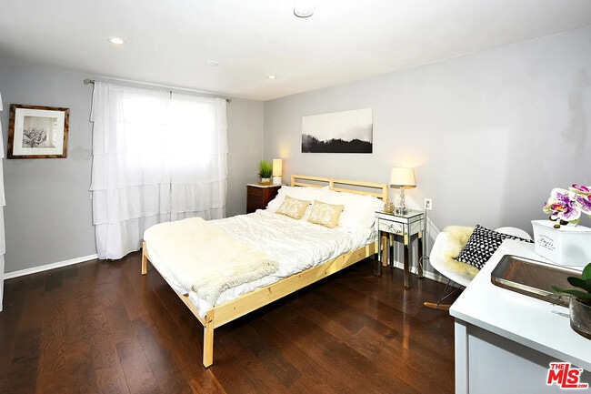 Building Photo - 3844 Goldwyn Terrace