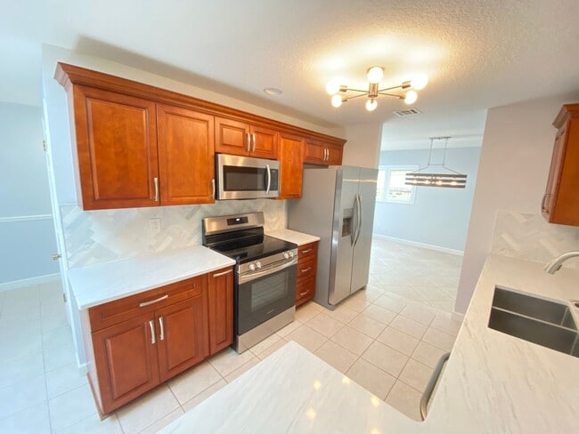 Building Photo - Wekiva home ready for move in! 3B/2B, 2 se...