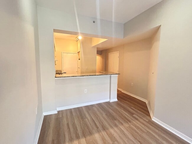 Building Photo - 1 Bed/1 Bath Condo in Gorgeous Resort Styl...