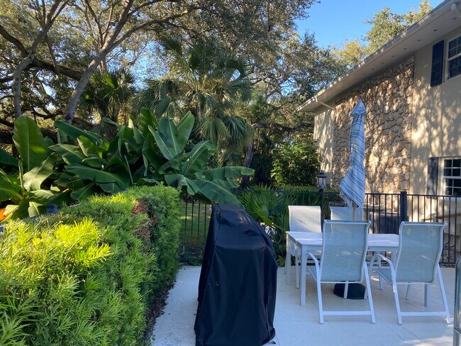 Building Photo - 800 Coquina Ln