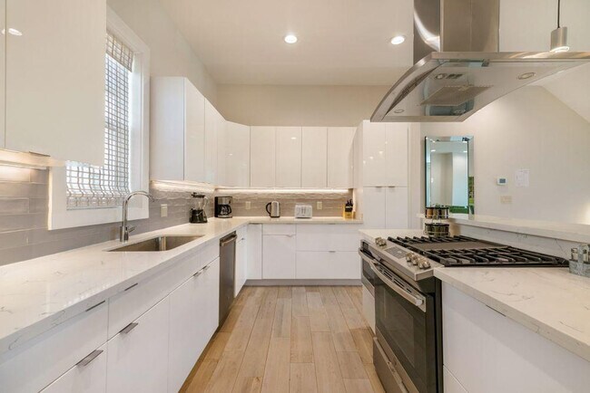 Building Photo - 3737 Bienville Ave