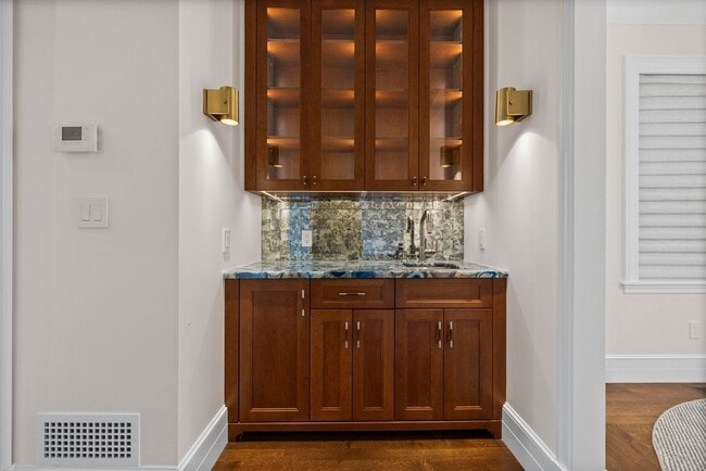 Building Photo - 2 Byron St