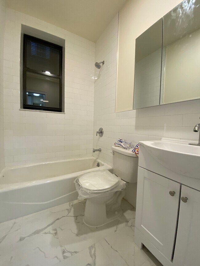 BATHROOM - 134 W 80th St