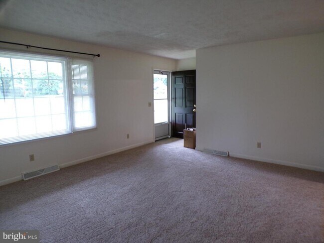 Building Photo - 111 Walnut Dr