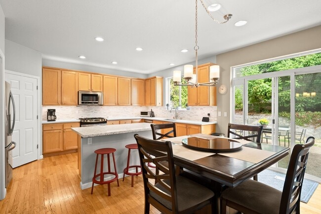 Building Photo - Beautifully Maintained 5 Bedroom Home In H...