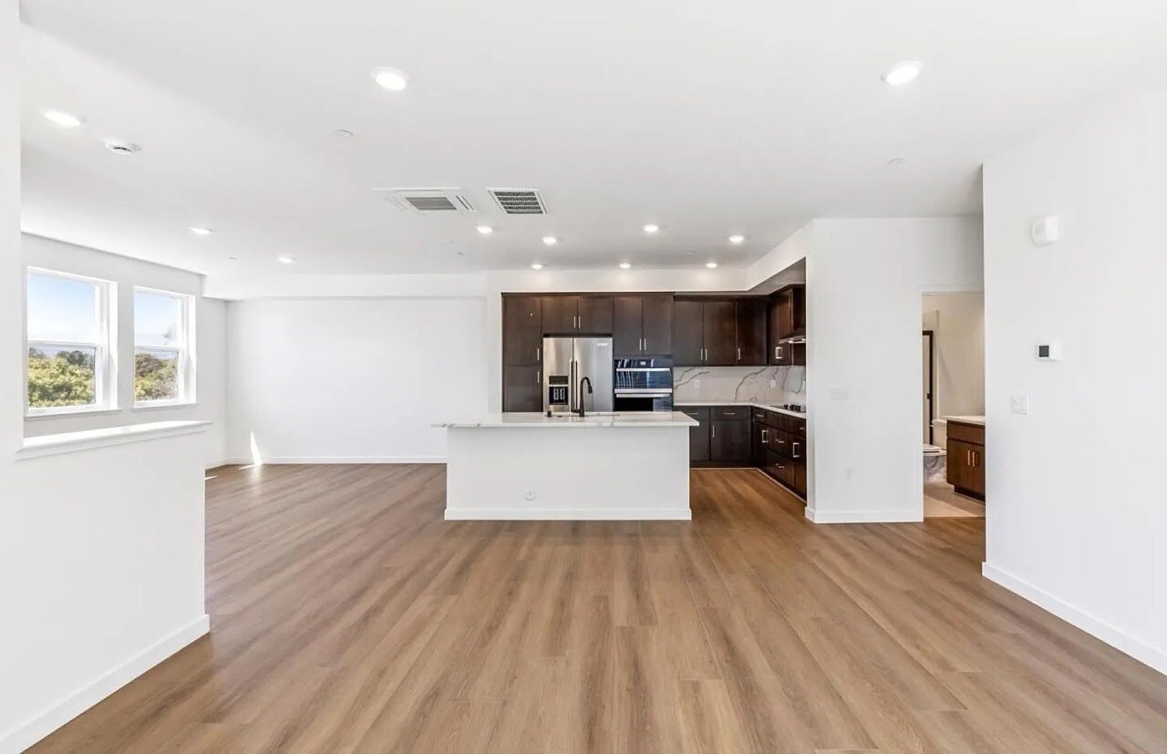 Building Photo - 818 Redberry Way