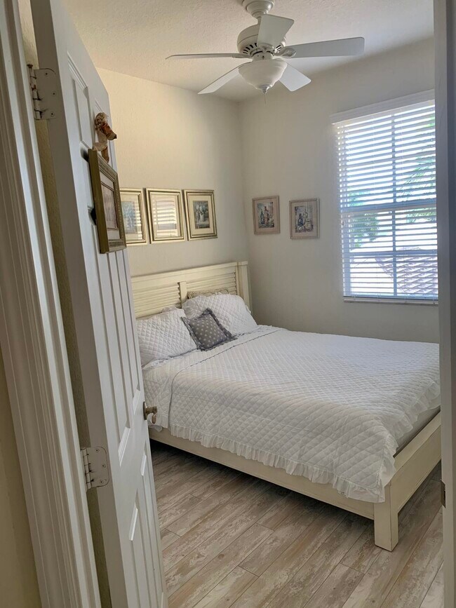 Building Photo - 188 W Thatch Palm Cir