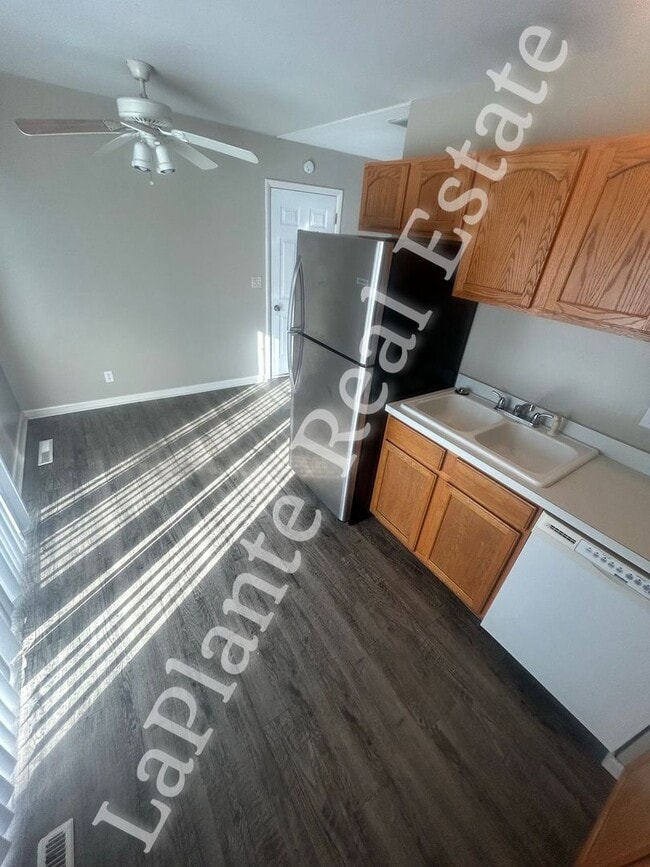 Building Photo - Three Bedroom Brick Ranch for Rent