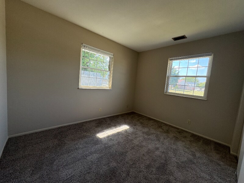 Building Photo - 1128 Amherst Dr