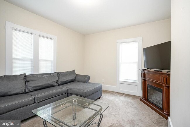 Building Photo - 20 Dickinson St