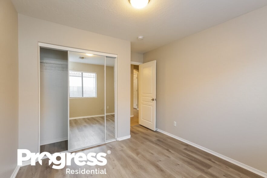 Building Photo - 10974 W Manzanita Dr