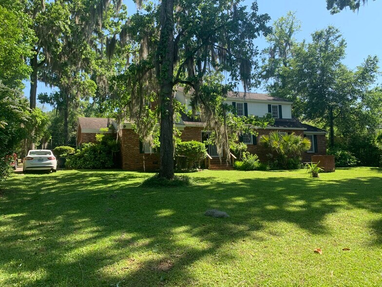 Building Photo - 2402 Delgado Dr