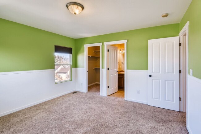 Building Photo - $2170 | 3BR / 3.5BA | Pet Friendly Townhou...