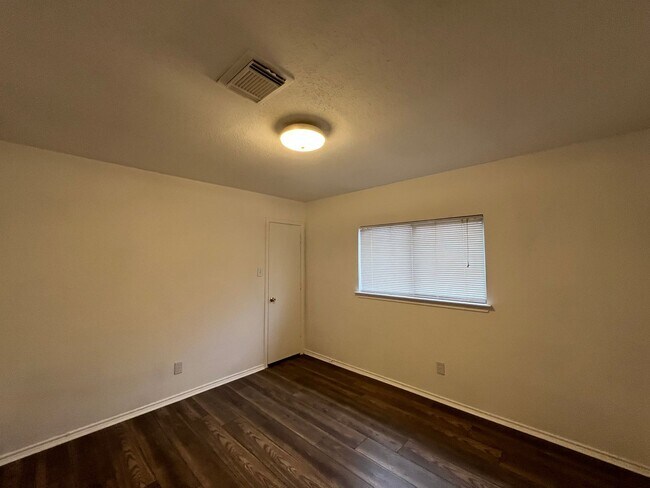 Building Photo - 8419 Manderly Pl