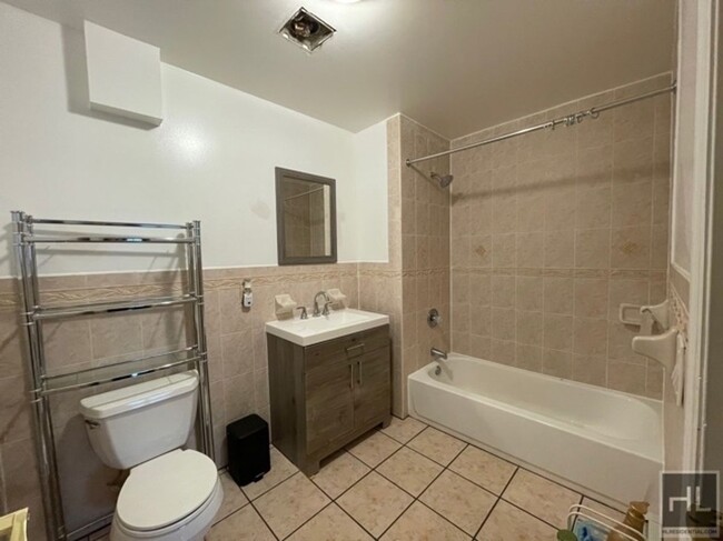 Building Photo - NEWLY RENOVATED LARGE  DUPLEX  3 BEDROOMS ...