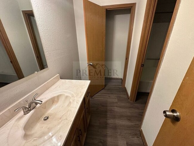 Building Photo - Spacious 2 bd/1.5 bath TH -Ready to call h...
