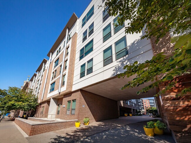 Building Photo - The Pointe on Mass