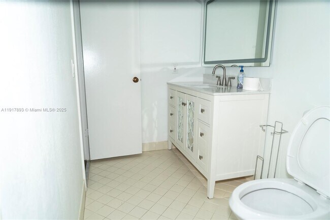 Building Photo - 105 Lake Emerald Dr