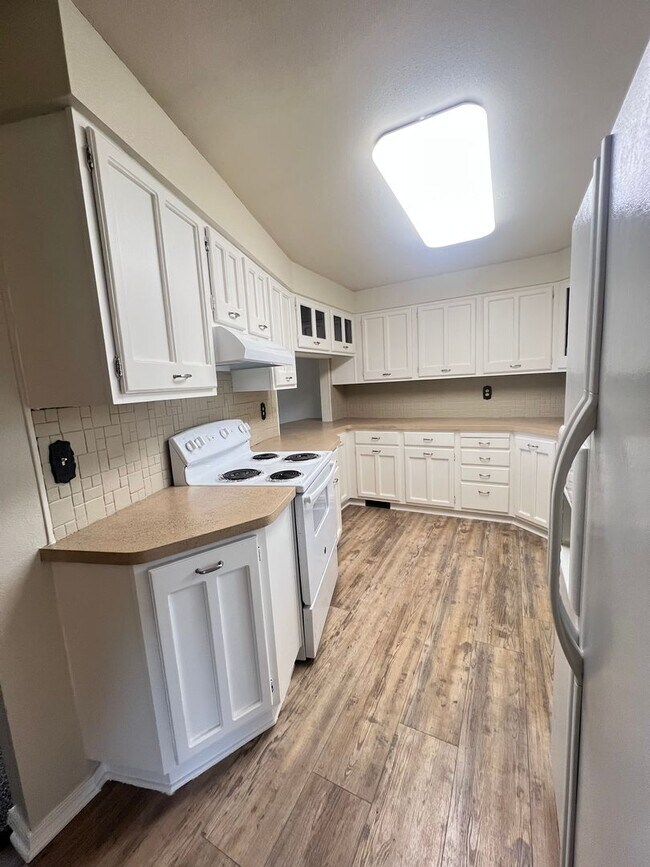 Building Photo - 3 Bedroom home in desirable neighborhood!