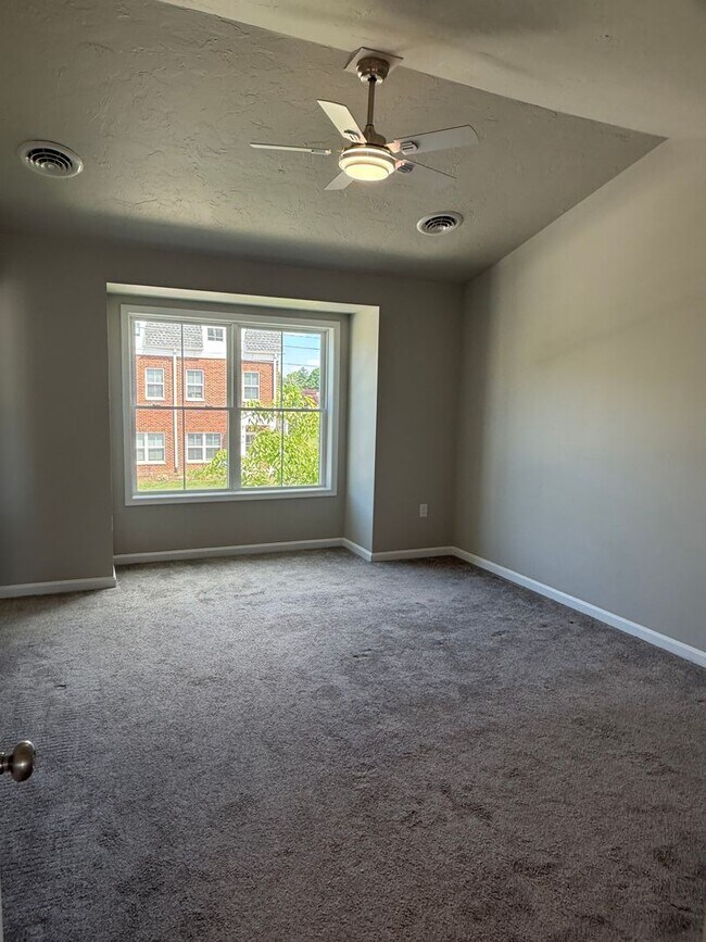Building Photo - 3 Bedroom & 2.5 Bathroom Townhouse in Carlisle!