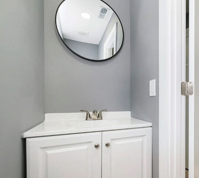 Building Photo - 6747 Wimbledon Dr