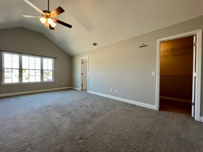 Building Photo - AVAILABLE EARLY APRIL 2026! (Pet Friendly)