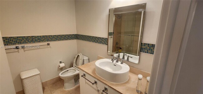 Building Photo - 21150 Point Pl