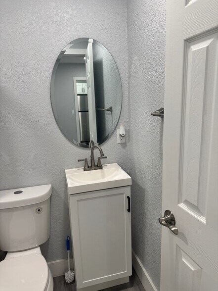 Building Photo - 803 E Cayuga St