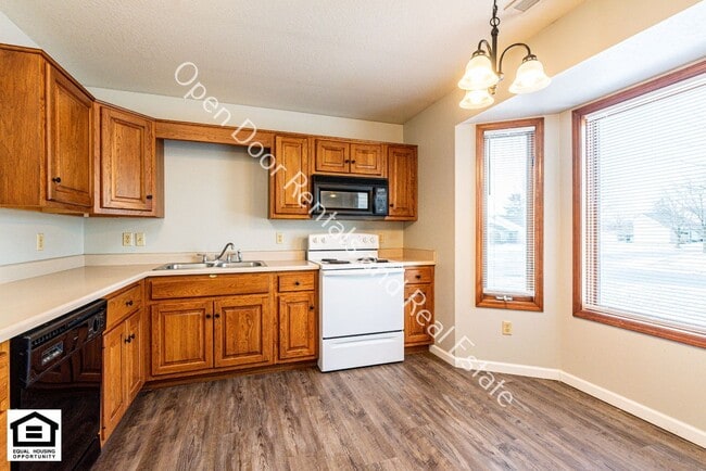 Building Photo - 1420/1422 Flagstone