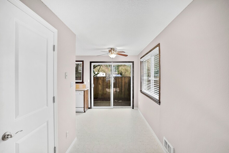 Building Photo - 1016 9th St SE