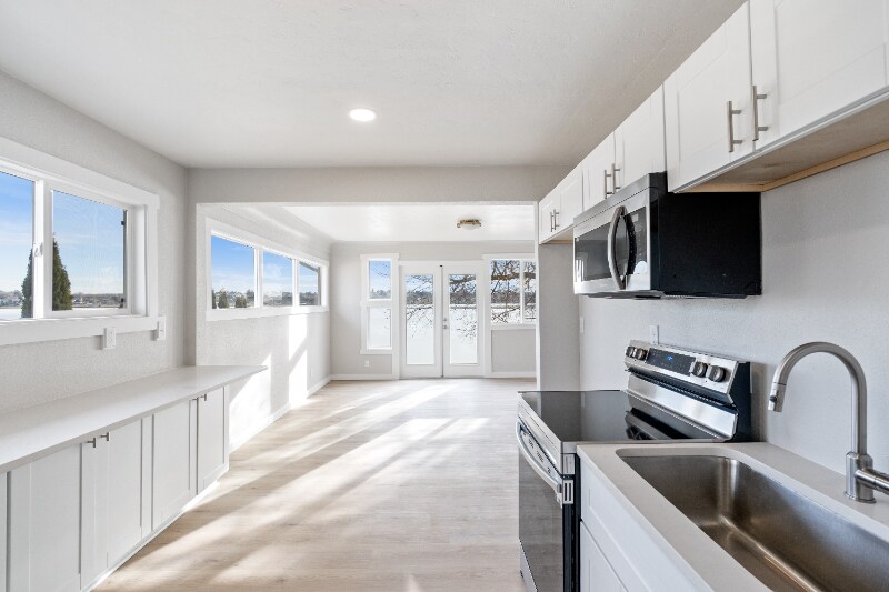 Building Photo - 3013 W Lakeside Dr