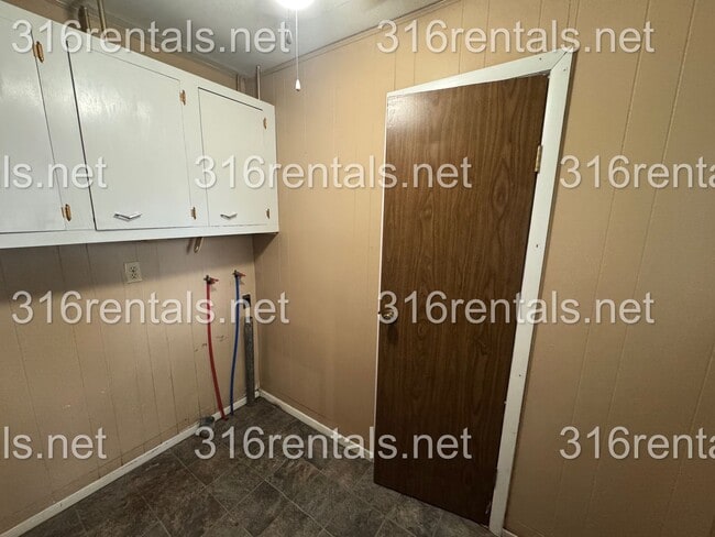 Building Photo - $999 - 4 bed 2 bath - Single Family Home