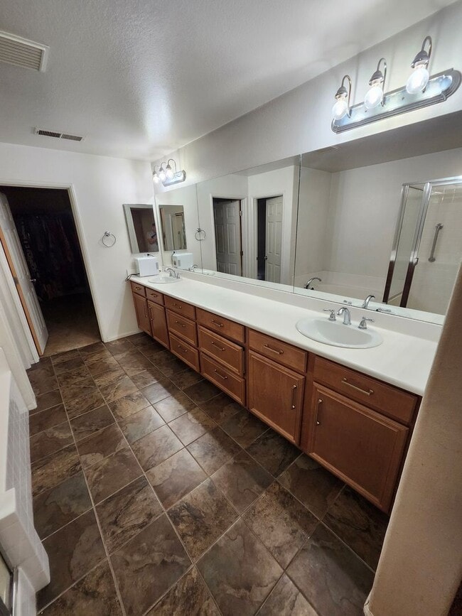 Building Photo - Beautiful two-story townhouse in Fontana G...