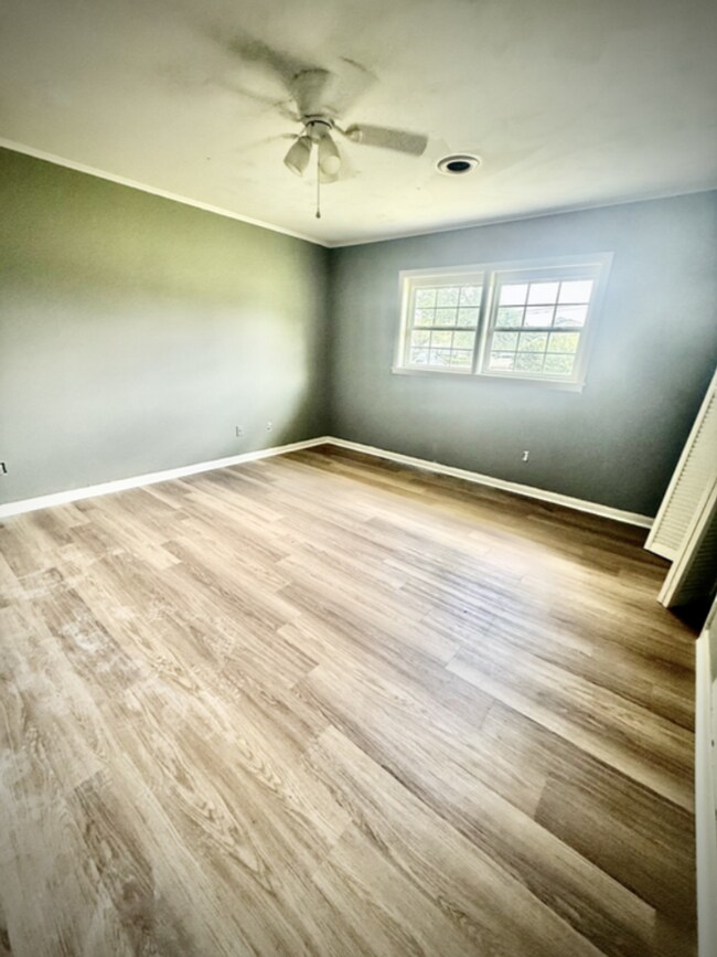 Building Photo - 3 bed 2 bath home recently renovated