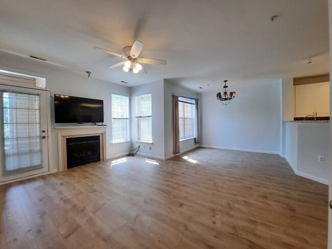 Building Photo - 1BR Condo in Upscale Highview. Enjoy Resor...