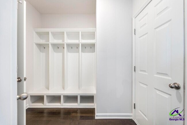 Building Photo - 233 Shoshone Cir