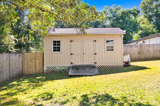 Building Photo - 3 bed 2 bath home with solar panels and la...