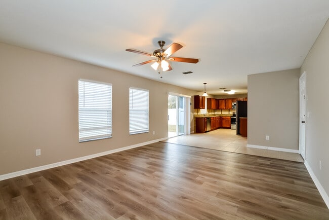 Building Photo - 1382 Karok St