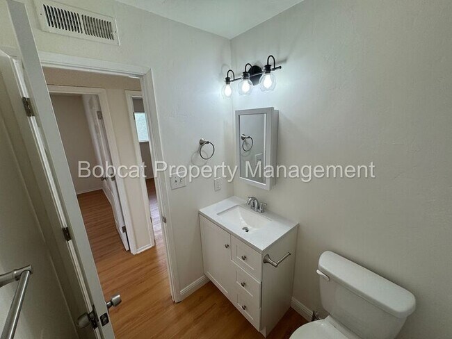 Building Photo - 1501 N Edmonds Dr