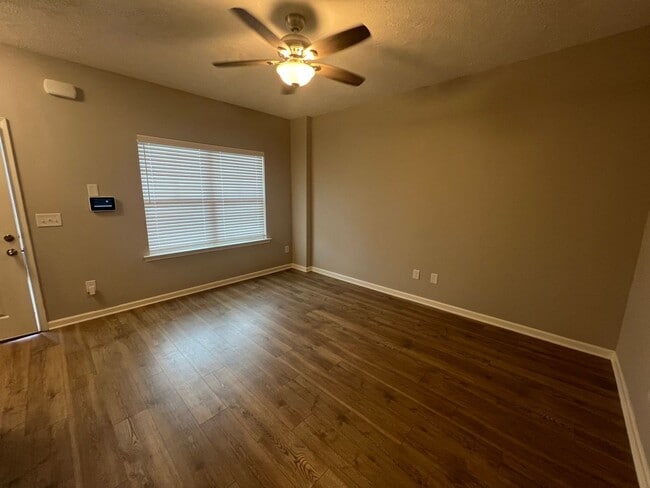Building Photo - Immediate Occupancy!  2bed 2.5 bath Antioc...