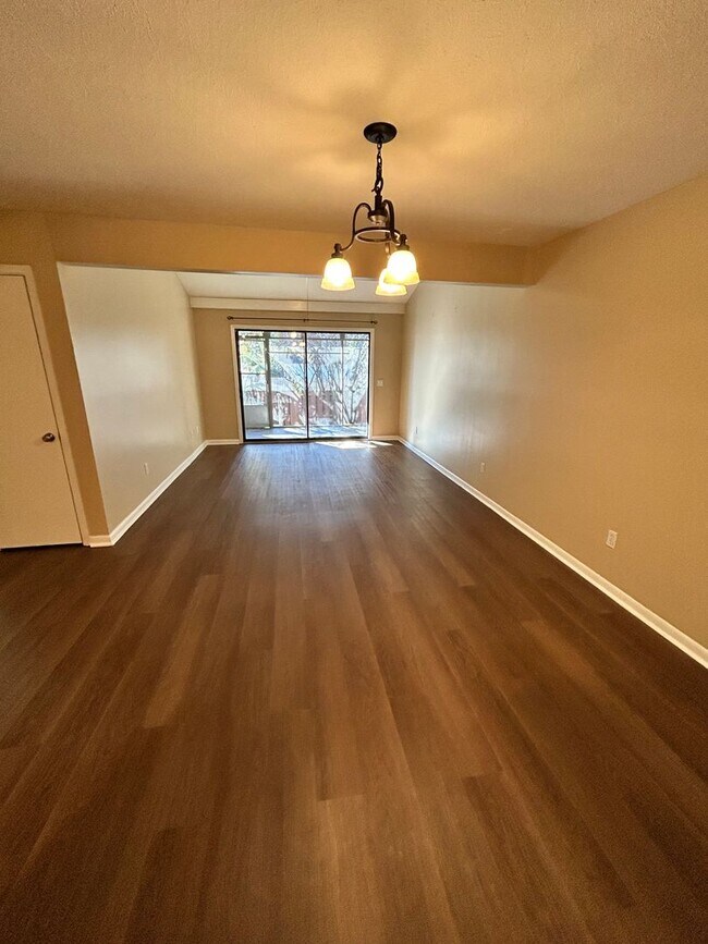 Building Photo - 1005 11th Ct