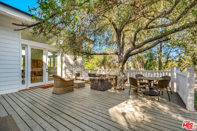 Building Photo - 9669 Oak Pass Rd