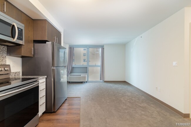 Building Photo - Modern 1BR Condo in Prime Ward Village - T...