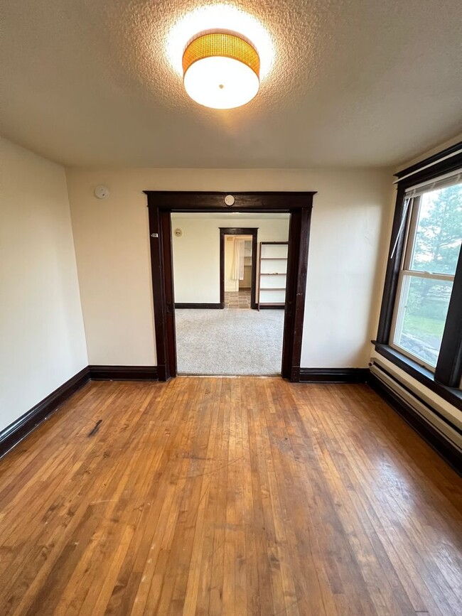 Building Photo - 910 N 22nd Ave W