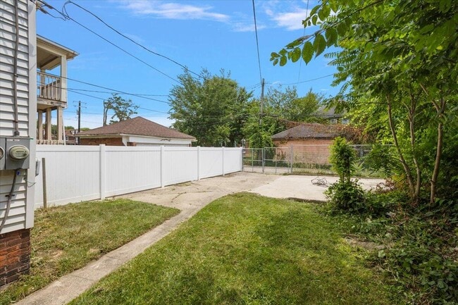 Building Photo - 2477 Hazelwood St