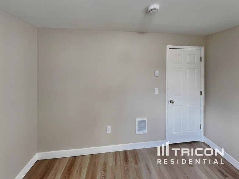 Building Photo - 13806 NE 49th St